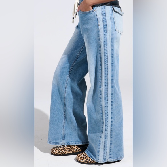 New AKIRA Women's Light Blue Wide-Leg Jeans size 19/34 - Picture 1 of 5